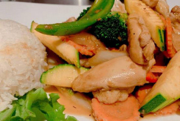 X7: GÀ XÀO XẢ ỚT - Poulet sauté à la citronnelle épicée et légumes