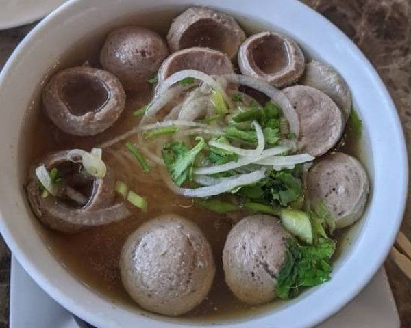 25. Phở bò viên