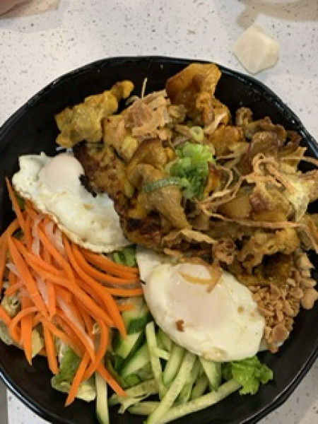 V4. Grilled Chicken & Pork Sliced Vermicelli-燒雞麵湯燒香茅肉-Bún Gà Nướng Thịt Nướng