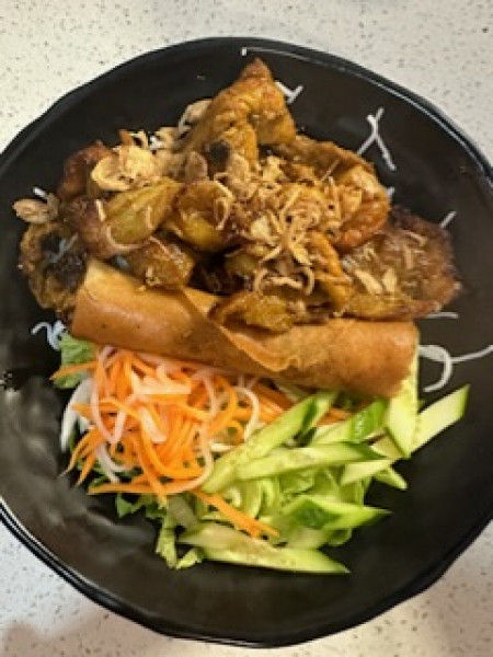 V6. Grilled Pork Sliced & Spring Roll Vermicelli-燒肉粉絲同春卷-Bún Thịt Nướng Chả Giò