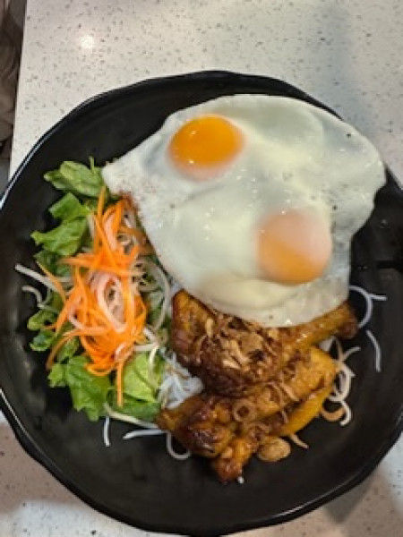 V10. Grilled Pork Chop & Eggs Vermicelli-燒排骨粉絲同煎蛋-Bún Sườn Nướng Trứng Ốp La