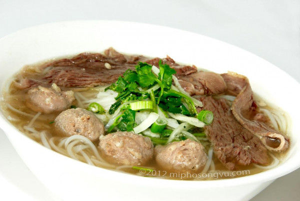 P14. Brisket, Beef Ball Pho-麵上面包住牛肉丸-Phở Nạm Bò Viên
