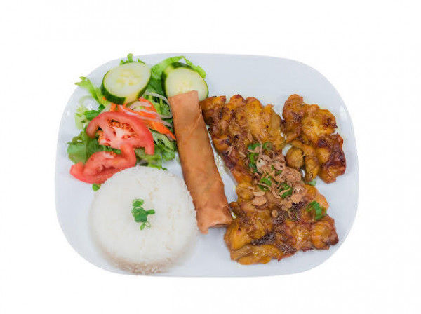 R9. Grilled Pork Chop & Spring Roll Rice-燒豬肋骨同春卷-Cơm Sườn Nướng Chả Giò