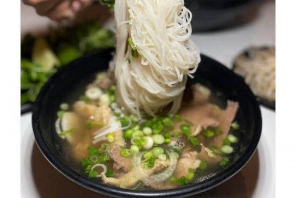 P12. Rare Beef, Brisket, Tendon Pho-罕有嘅麵上面有腱-Phở Tái Nạm Gân