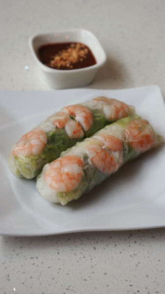 104. Shrimp fresh rolls (2pcs)