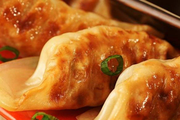 125.Raviolis frits au poulet et légumes (5mcx)/ Fried Dumplings with Chicken and Vegetables (5pcs)