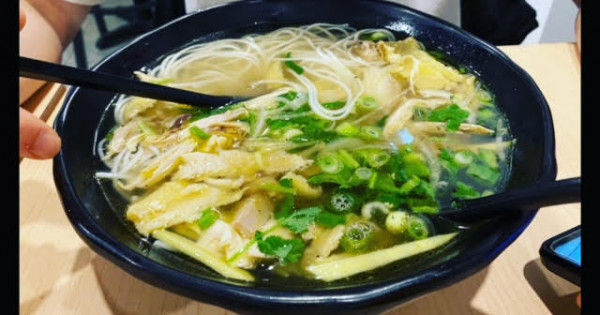 S17.FRESH CHOPPED CHICKEN &BAMBOO SHOOTS VERMICELLI SOUP-竹筍粉絲同雞肉沙律-Bún Măng Gỏi Gà