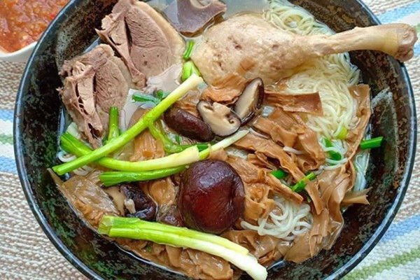 #S11.FRESH DUCK & BAMBOO SHOOTS VERMICELLI SOUP鴨竹筍粉絲-BÚN MĂNG GỎI VỊT