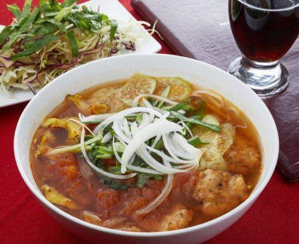 S4: BÚN ỐC CHẢ MỰC - Soupe Hồ Gươm aux escargots avec calmars frits