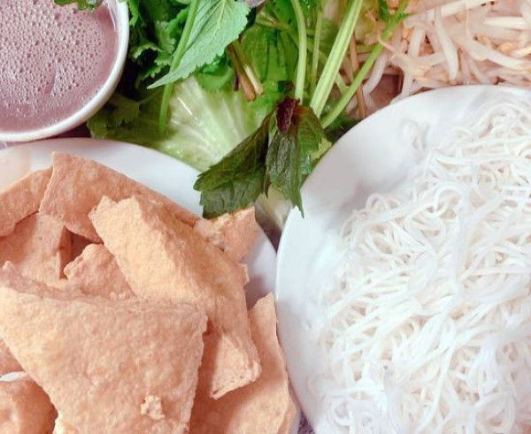 S10: BÚN ĐẬU PHỤ MẮM TÔM - Tofu frit servi avec une sauce de crevettes