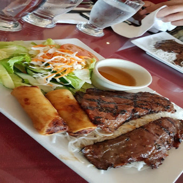 M3. Midi Beef grille avec soup MS et 2 rouleaux imperiaux/ grilled beef + Home soup + Imperial roll (2)