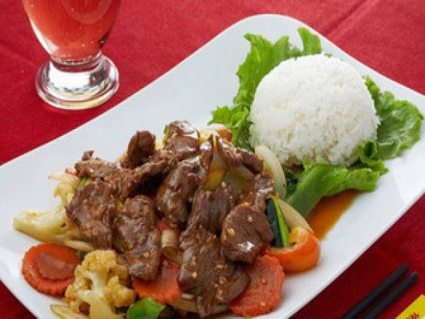 M5. Midi Boeuf saute aux legumes avec soup MS et 2 rouleaux imperiaux/ Sauteed beef with vegetables with home soup and 2 imperia