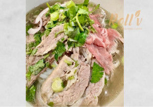 P6. Pho au bœuf saignant et flanc de boeuf