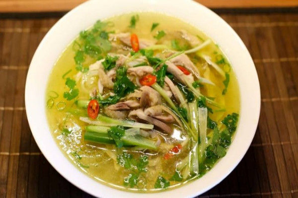 19. Soupe Tonkinoise au poulet avec feuille de citron