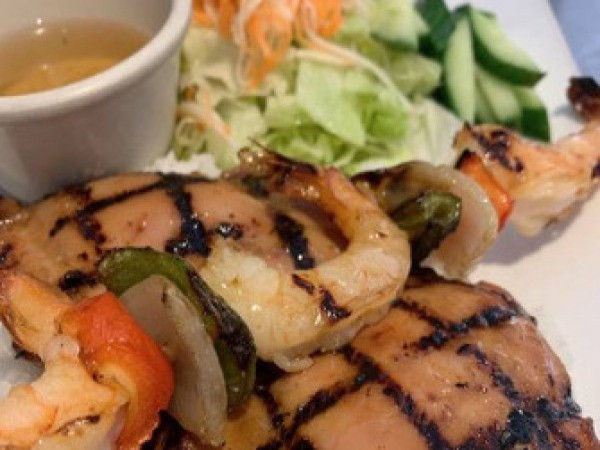 C5: TÔM GÀ NƯỚNG - Brochettes de crevettes et poulet grillés