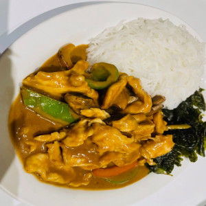 Poulet sauté avec sauce arachides