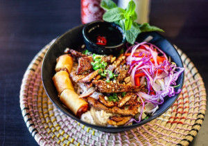 21. Vermicelles,Porc grillé et rouleaux impériaux