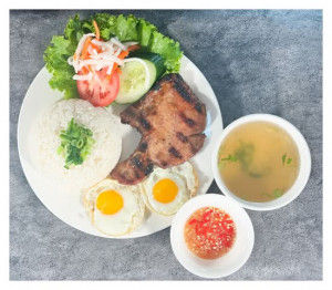 104. CƠM TẤM SƯỜN NƯỚNG HỘT GÀ ỐP LA