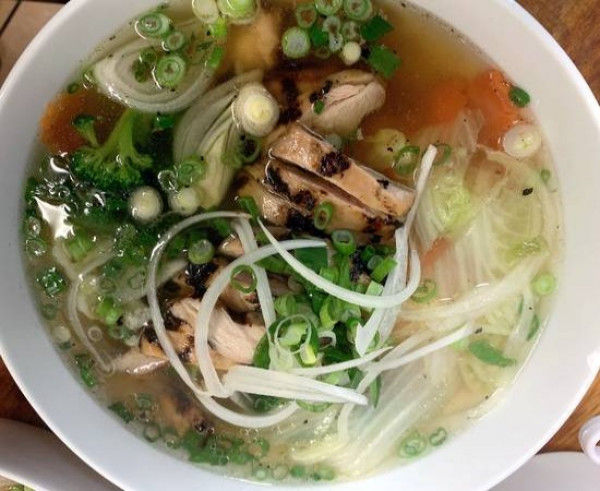 P9: PHỞ GÀ NƯỚNG + RAU - Soupe tonkinoise au poulet grillé et légume