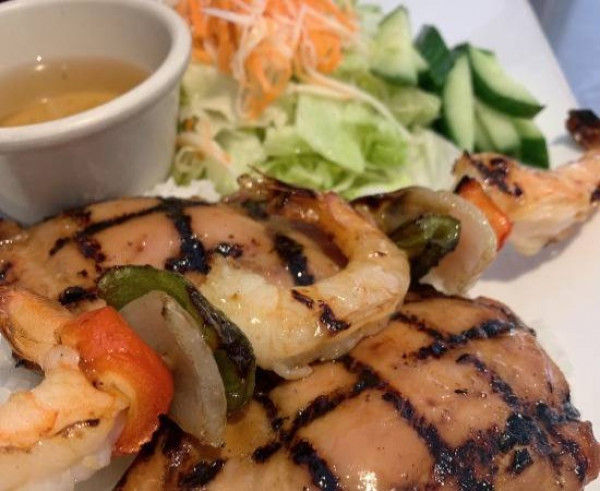 G5: GÀ - TÔM NƯỚNG - Brochettes de crevettes et poulet grillés