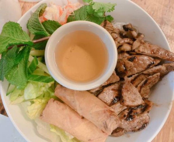 G12: BÚN THỊT NƯỚNG CHẢ GIÒ - Vermicelle au porc grillé avec rouleau impérial