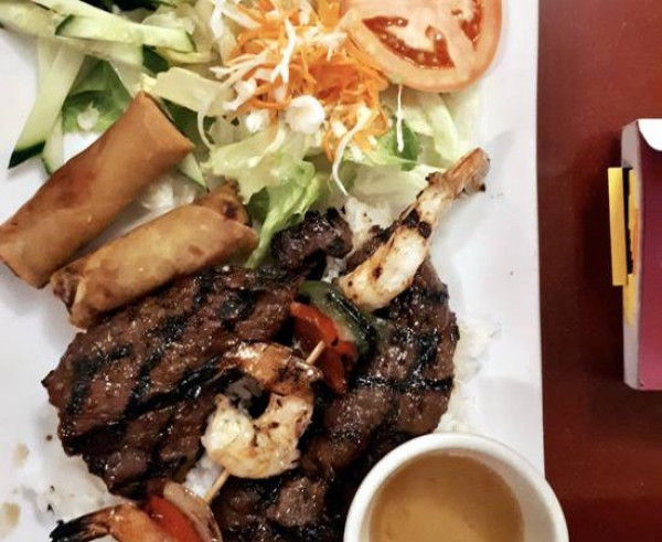 C6: TÔM BÒ NƯỚNG - Brochettes de crevettes et boeuf grillés