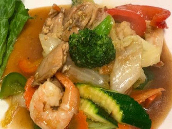 C10: TÔM - GÀ XÀO - Crevettes et poulet sautés aux légumes