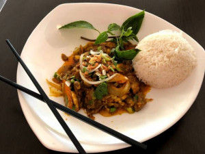 215. Curried Chicken, Beef, or Shrimp with Vegetables on Rice