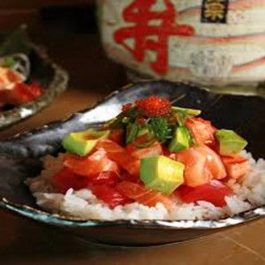 CHIRASHI SAUMON AVOCAT TOBIKO