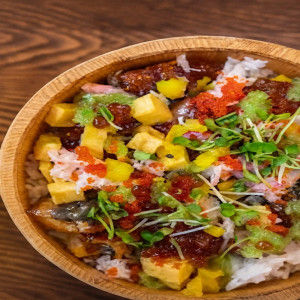 CHIRASHI ANGUILLE GRILLÉ SALADE D'ALGUES AVOCAT ET OMELETTE JAPONAIS