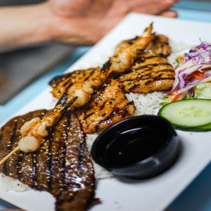 30. Crevettes, boeuf et poulet grillées