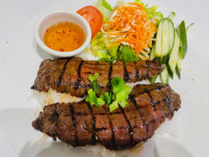 Boeuf Grillé avec Salade