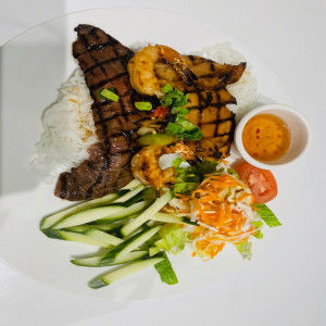 Brochette de poulet, boeuf et crevette grillées/Grilled chicken, beef and shrimp