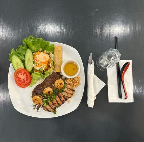 28. Poulet, boeuf, crevette grillé