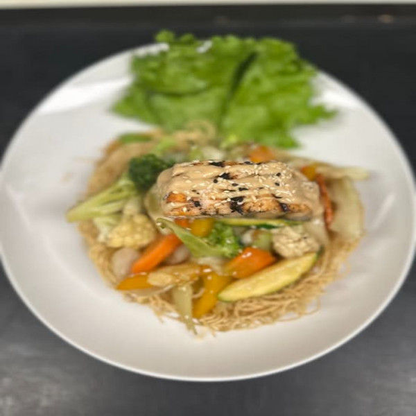 45. Saumon grillé avec sauce Teriyaki (Légumes sautés) (combo)