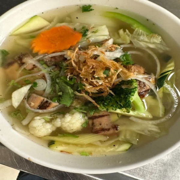 20. Soupe Tonkinoise au poulet grillé et légumes