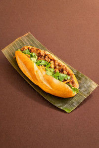 Bánh mỳ heo nướng / Grilled pork banh mi