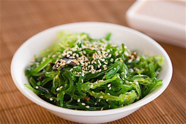 E12. Wakame Salade / Salad