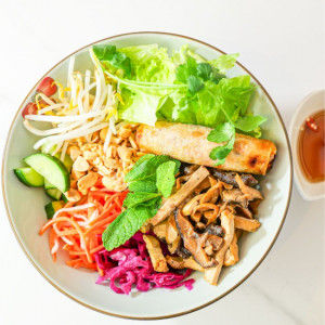 V5. Vermicelles avec rouleaux impériaux végétariens, tofu et champignons