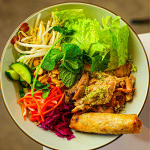 V3. Vermicelles au porc barbecue et rouleaux impériaux