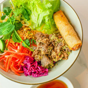 V2. Vermicelles au boeuf sauté à la citronnelle et rouleaux impériaux