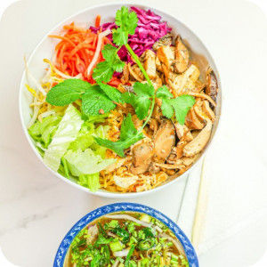 M5. Pho mixte végétarien avec tofu et champignons