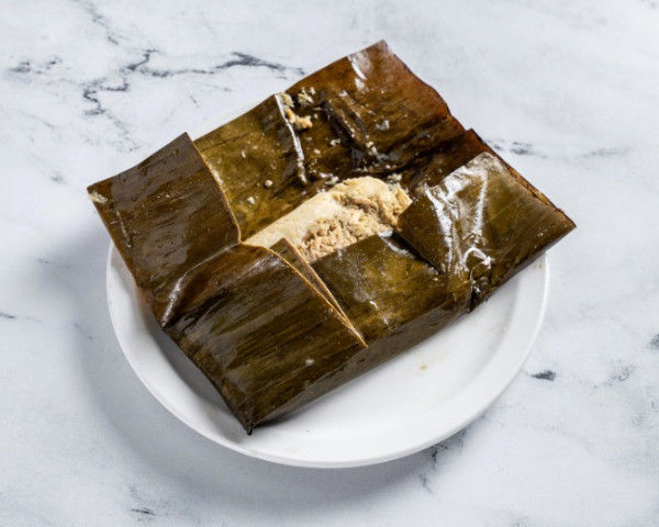 Tamale poulet avec la sauce Mole