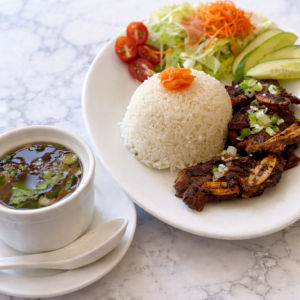 R7. Beef Short Ribs on Rice / Cơm Sườn Bò Non