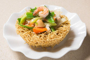 F1. Crispy Egg Noodle with Choice of Beef/Chicken/Pork/Shrimp or Seafood Mì Xào Giòn