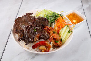 25. Grilled Pork And Shrimp w/ Vermicelli Noodle