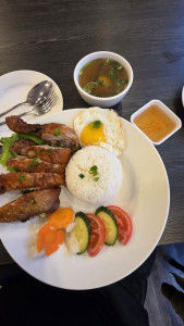 35. Deep Fried Chicken Leg w/ Steam Rice