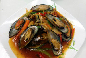 109. Stir Fried Mussel with Basil Leaves (12)