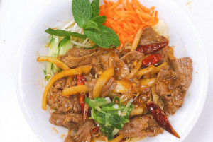 407. Stir Fried Beef with Lemon Grass & Hot Pepper on Vermicelli