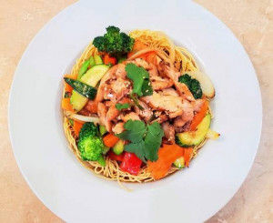 X4. POULET SAUTÉ AUX LESGUMES SUR NOUILLES CROUSTILLANTES
